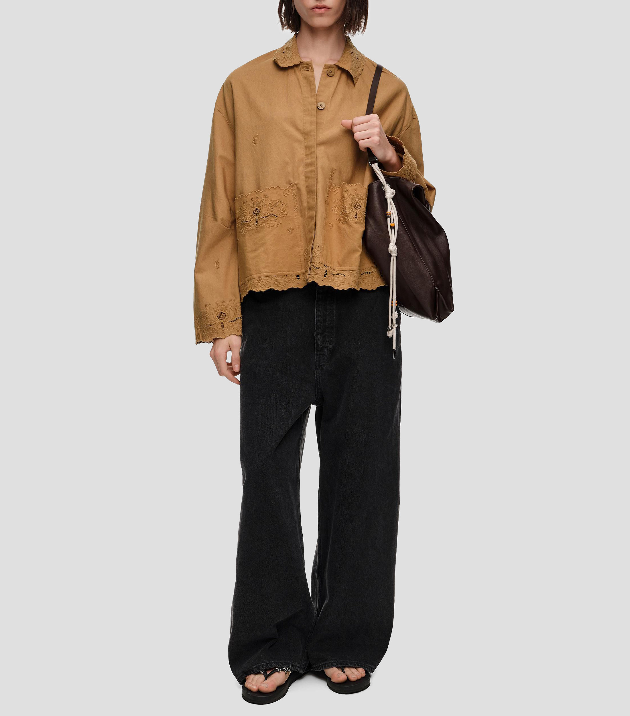 Chamarra recta bordados camel Mujer